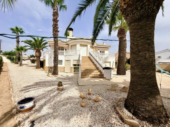 5 Bedroom 4 Bathroom Villa in Ciudad Quesada - Caza De Casa