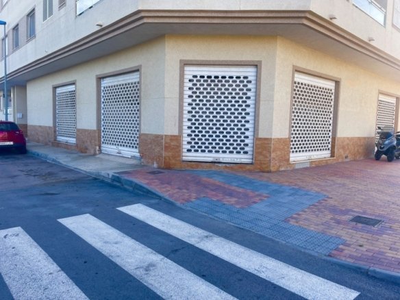 3 Bath Commercial in Formentera del Segura - Caza De Casa