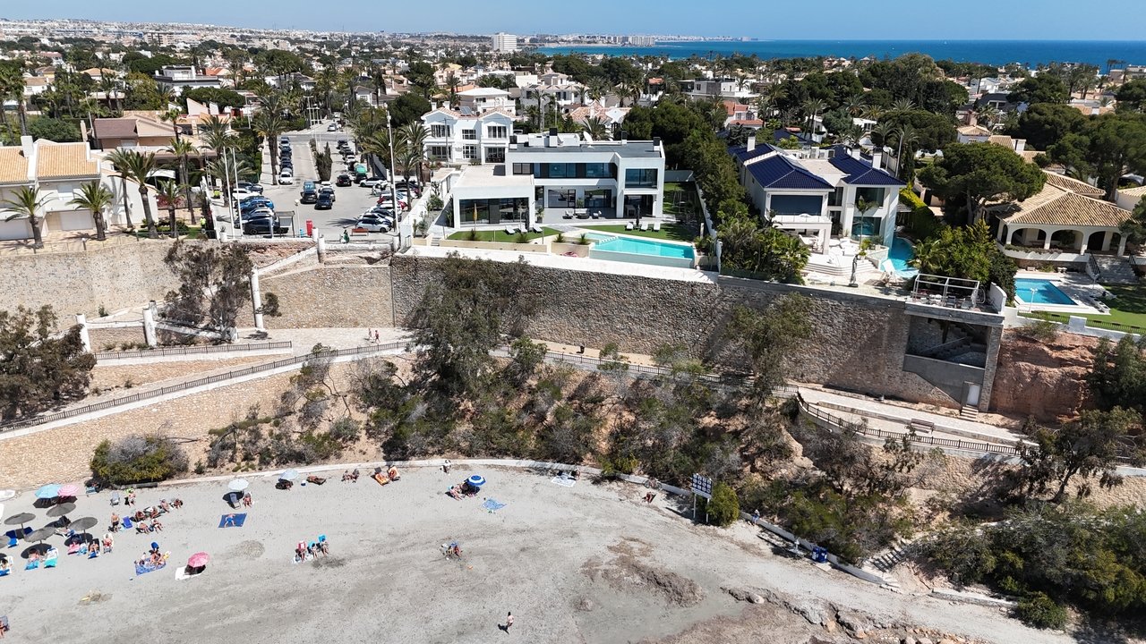 5 Bed 6 Bath Villa in Cabo Roig - Caza De Casa