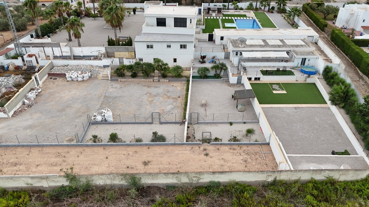 8 Bed 4 Bath Villa in Los Montesinos - Caza De Casa