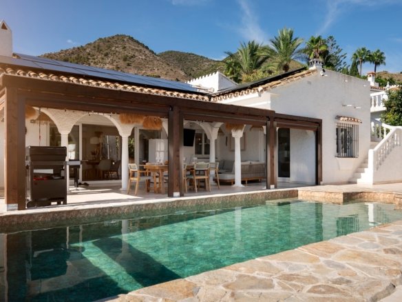 3 Bedroom 3 Bathroom Villa in La Capellania - Caza De Casa