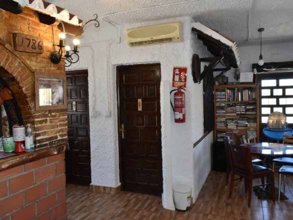 2 Bath Commercial in Ciudad Quesada - Caza De Casa
