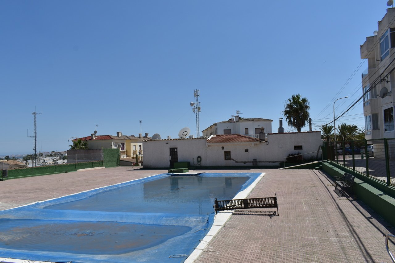 2 Bath Commercial in Ciudad Quesada - Caza De Casa