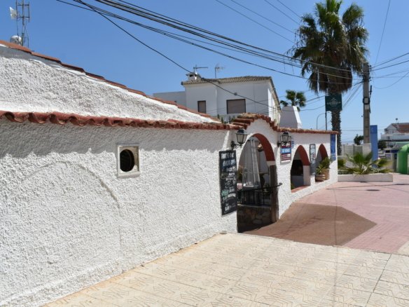 2 Bath Commercial in Ciudad Quesada - Caza De Casa