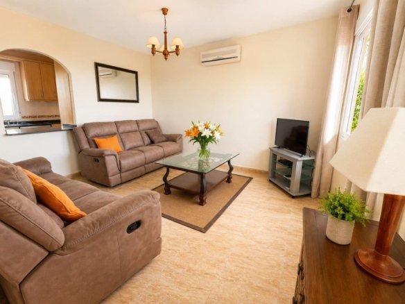 3 Bedroom 2 Bathroom Villa in El Carmoli - Caza De Casa