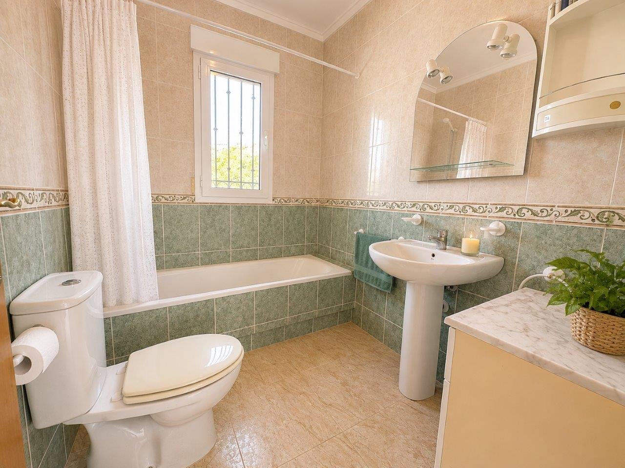 3 Bedroom 2 Bathroom Villa in El Carmoli - Caza De Casa