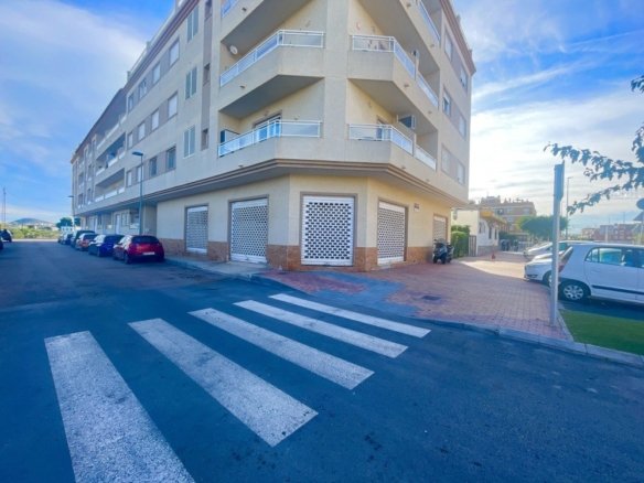 3 Bath Commercial in Formentera del Segura - Caza De Casa