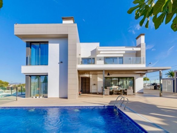 3 Bedroom 4 Bathroom Villa in Torrevieja - Caza De Casa