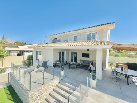 4 Bed 3 Bath Villa in Alfas del Pi - Caza De Casa