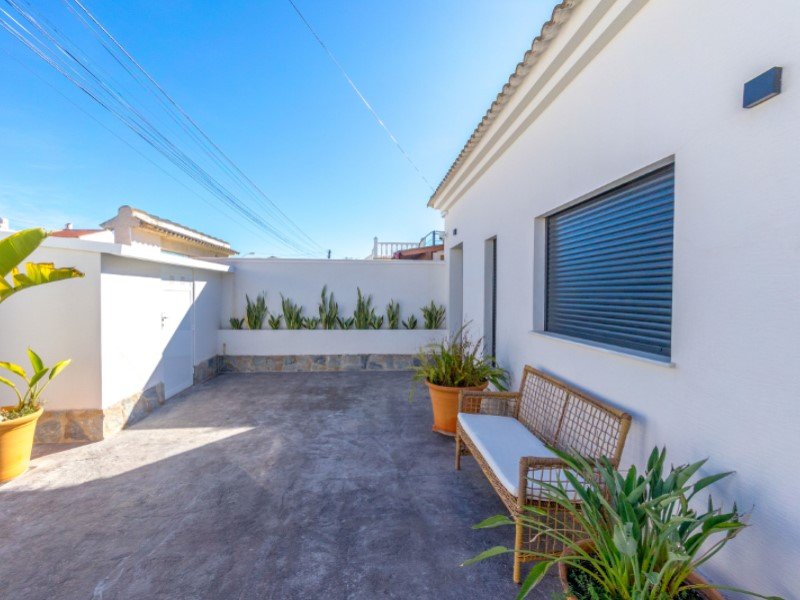 3 Bedroom 2 Bathroom Villa in Torrevieja - Caza De Casa