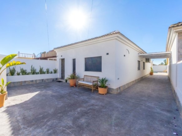 3 Bedroom 2 Bathroom Villa in Torrevieja - Caza De Casa