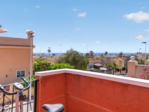 4 Bedroom 3 Bathroom Town House in Torrevieja - Caza De Casa