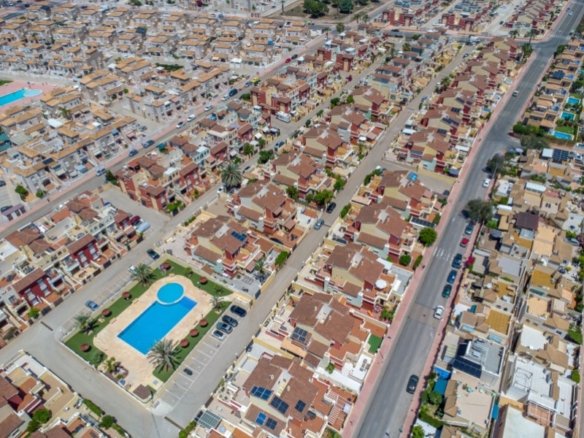 4 Bedroom 3 Bathroom Town House in Torrevieja - Caza De Casa