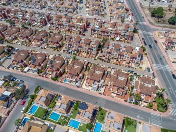 4 Bedroom 3 Bathroom Town House in Torrevieja - Caza De Casa