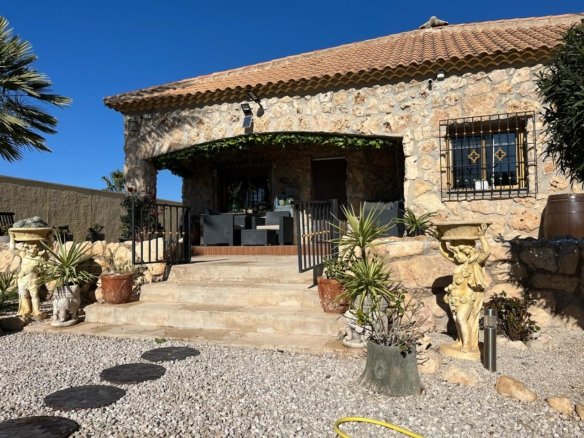 3 Bedroom 3 Bathroom Country House in Fortuna - Caza De Casa