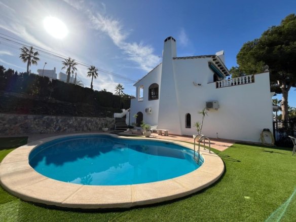 4 Bed 2 Bath Villa in Villamartin - Caza De Casa