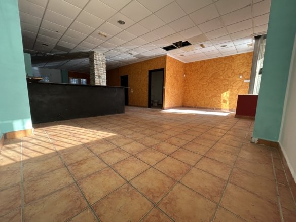 2 Bathroom Commercial in Villamartin - Caza De Casa