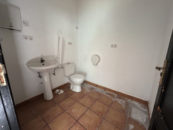 2 Bathroom Commercial in Villamartin - Caza De Casa