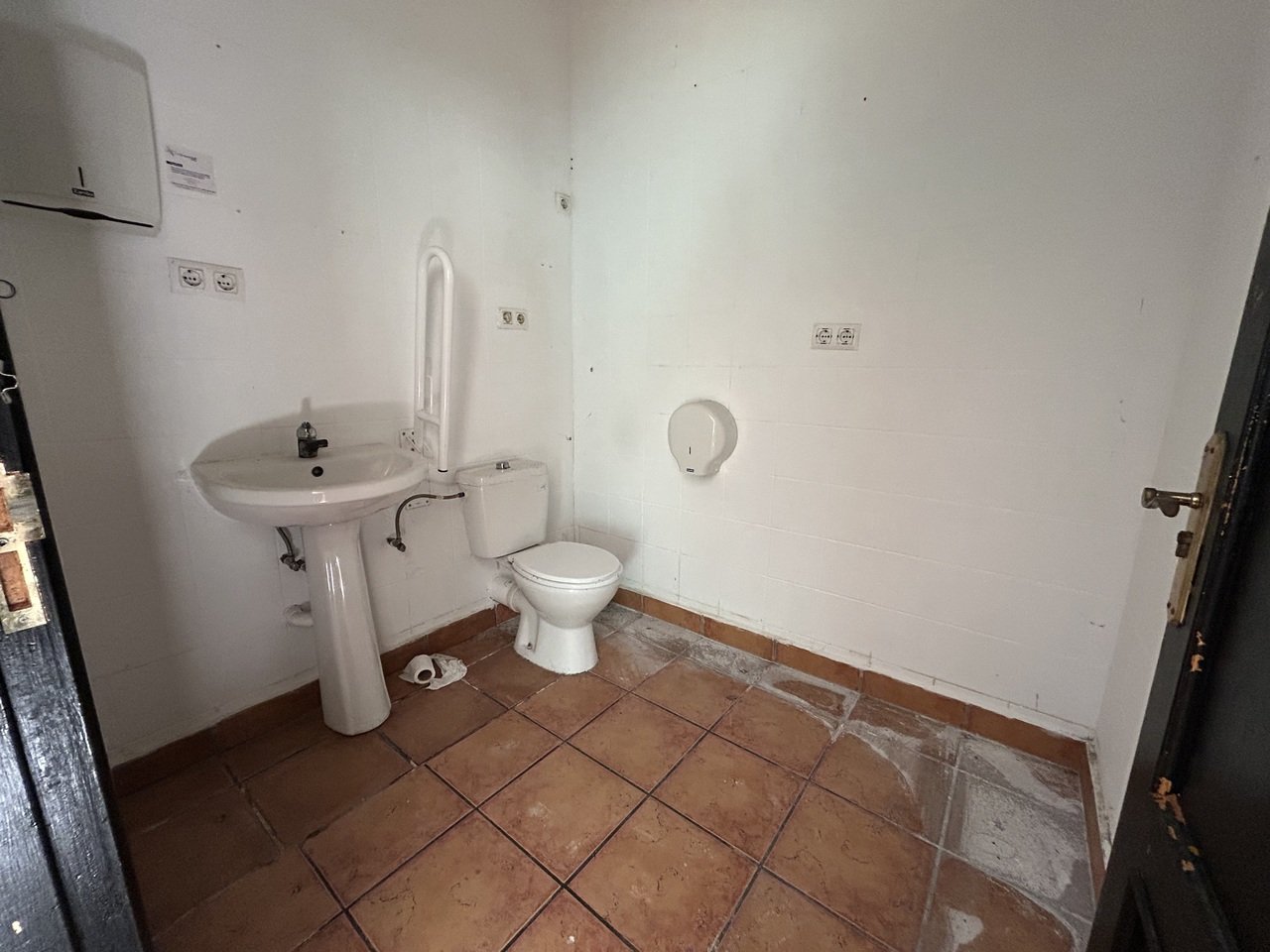 2 Bathroom Commercial in Villamartin - Caza De Casa