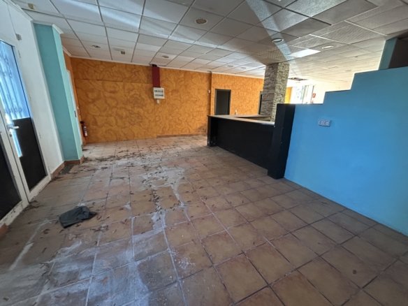 2 Bathroom Commercial in Villamartin - Caza De Casa