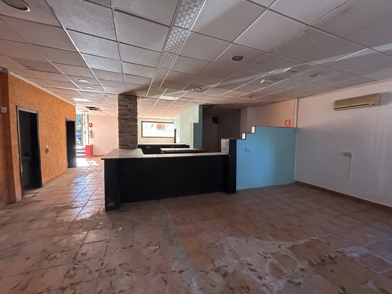 2 Bathroom Commercial in Villamartin - Caza De Casa