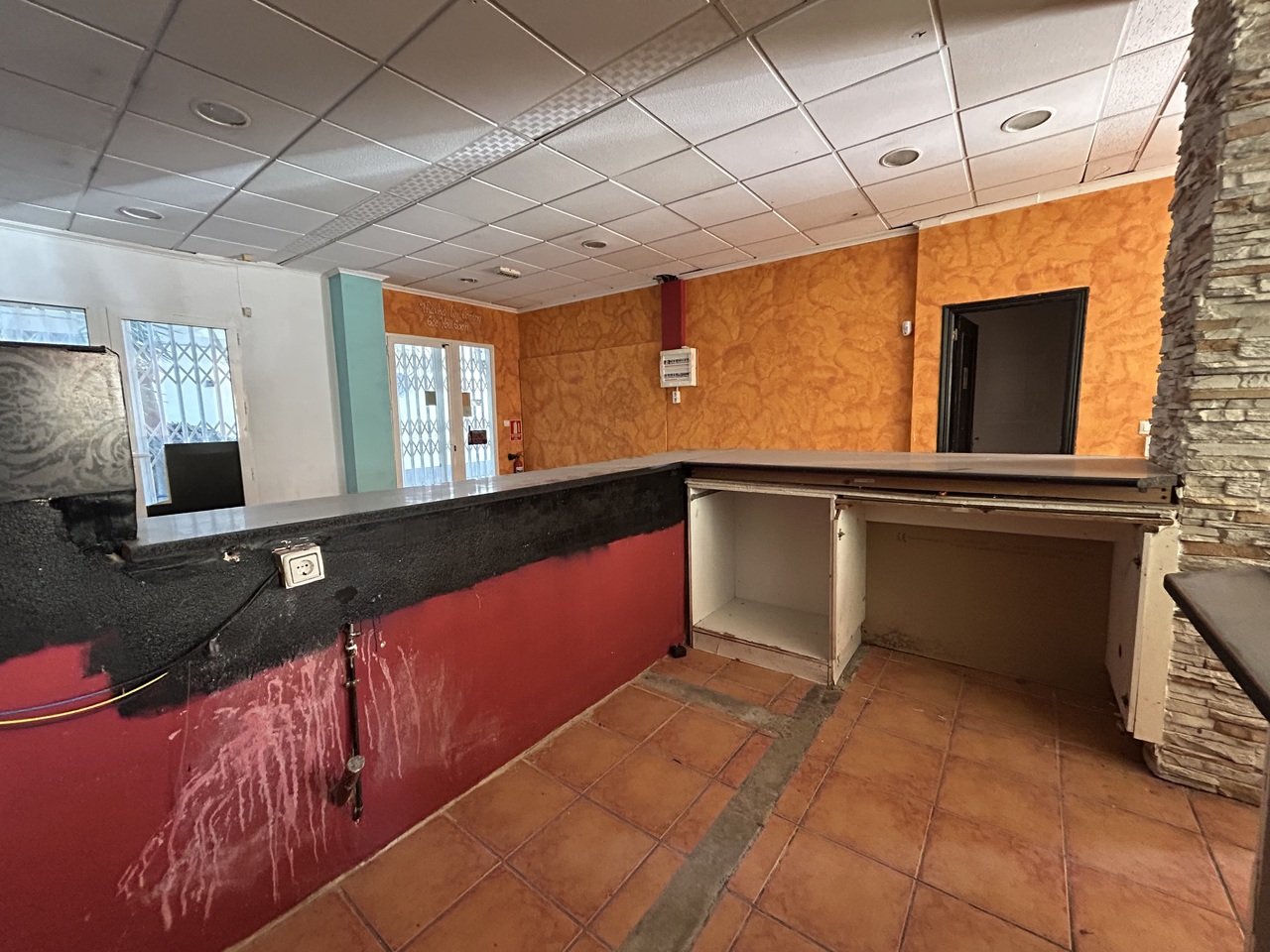 2 Bathroom Commercial in Villamartin - Caza De Casa