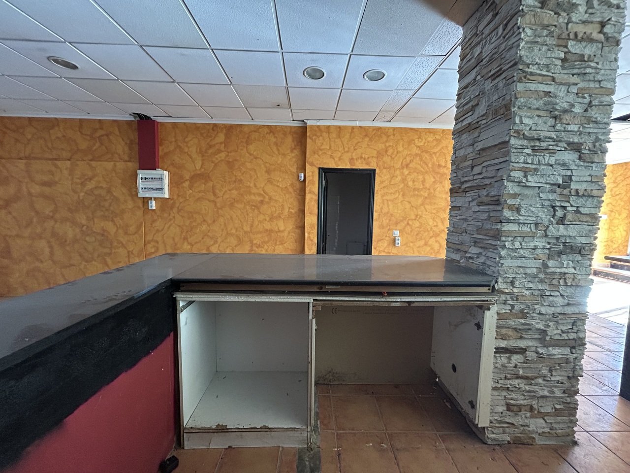 2 Bathroom Commercial in Villamartin - Caza De Casa