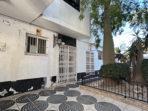 2 Bathroom Commercial in Villamartin - Caza De Casa