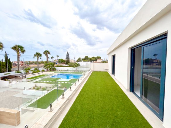 8 Bed 4 Bath Villa in Los Montesinos - Caza De Casa