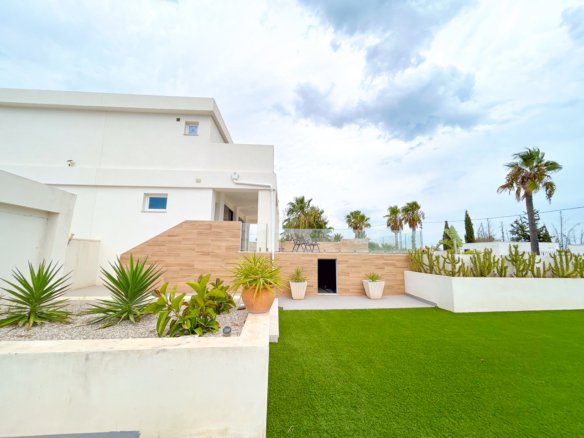 8 Bed 4 Bath Villa in Los Montesinos - Caza De Casa