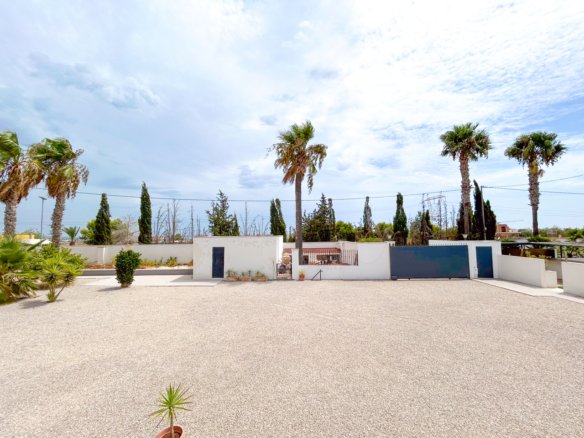 8 Bed 4 Bath Villa in Los Montesinos - Caza De Casa