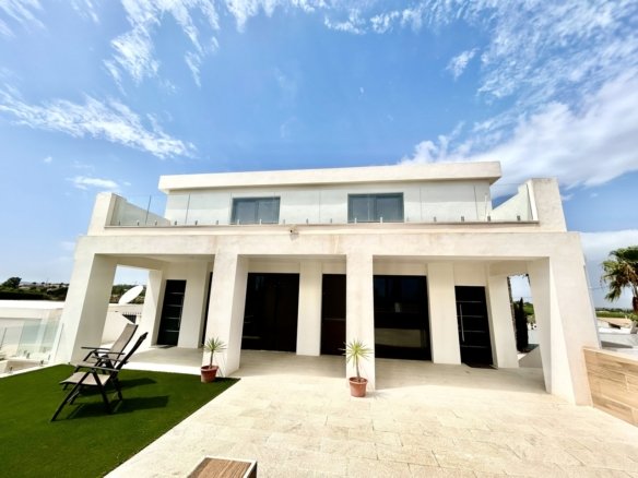 8 Bed 4 Bath Villa in Los Montesinos - Caza De Casa