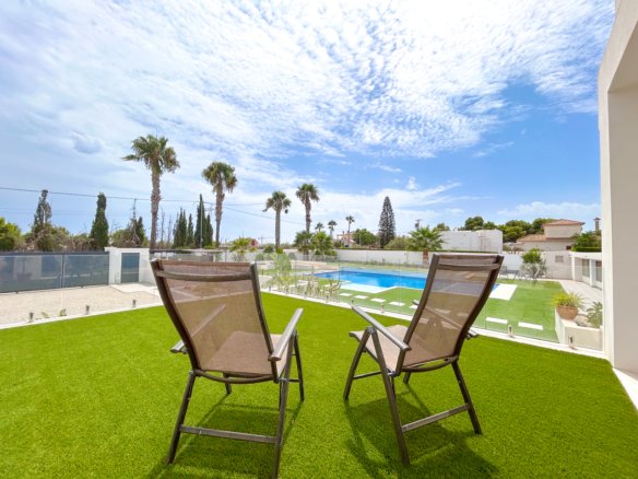 8 Bed 4 Bath Villa in Los Montesinos - Caza De Casa