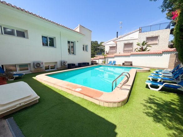 7 Bedroom 4 Bathroom Villa in Dehesa de Campoamor - Caza De Casa