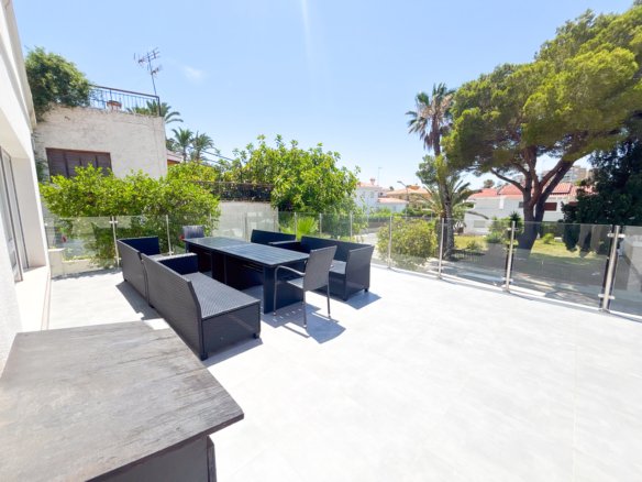 7 Bedroom 4 Bathroom Villa in Dehesa de Campoamor - Caza De Casa