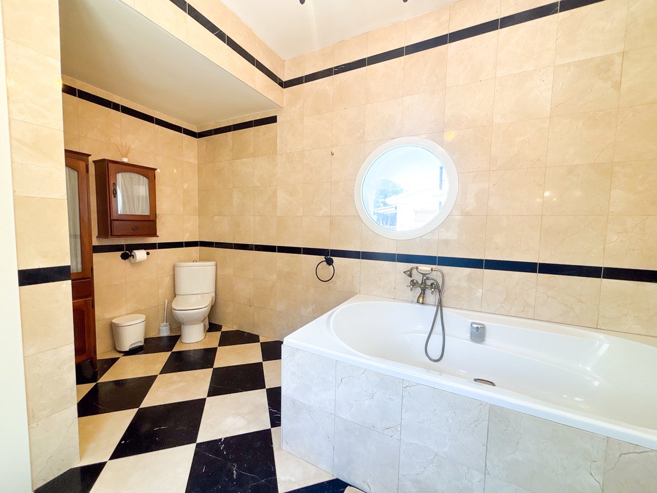 7 Bedroom 4 Bathroom Villa in Dehesa de Campoamor - Caza De Casa