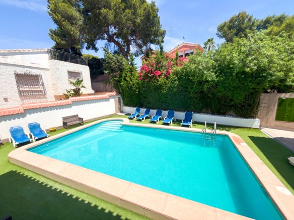 7 Bedroom 4 Bathroom Villa in Dehesa de Campoamor - Caza De Casa