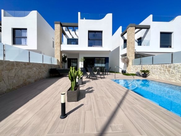 4 Bedroom 3 Bathroom Villa in Punta Prima - Caza De Casa