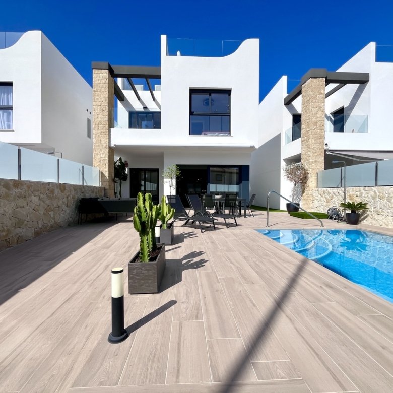 4 Bedroom 3 Bathroom Villa in Punta Prima - Caza De Casa