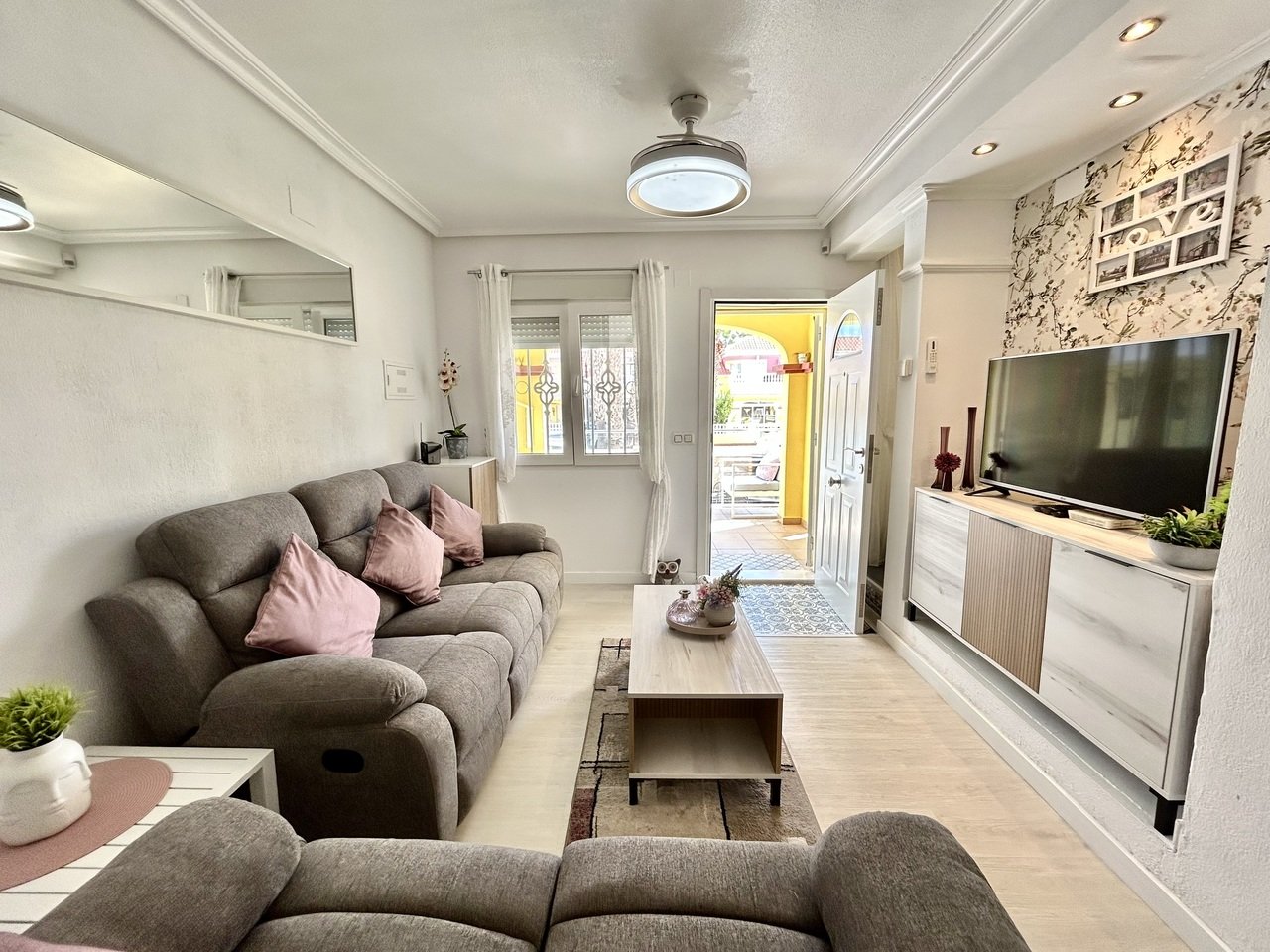 3 Bedroom 2 Bathroom Town House in Cabo Roig - Caza De Casa