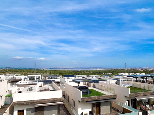 3 Bedroom 3 Bathroom Villa in Villamartin - Caza De Casa