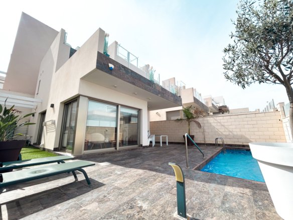 3 Bedroom 3 Bathroom Villa in Villamartin - Caza De Casa