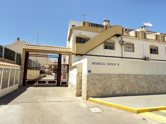 3 Bedroom 2 Bathroom Town House in La Zenia - Caza De Casa