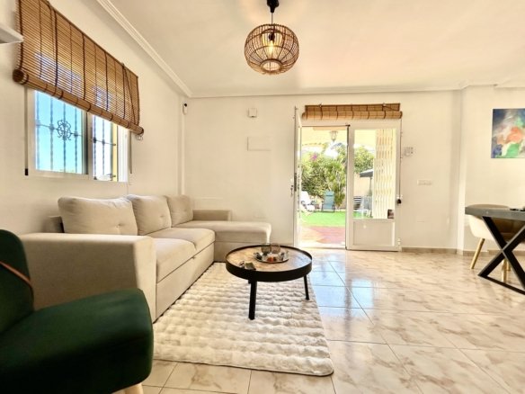 4 Bedroom 3 Bathroom Villa in Villamartin - Caza De Casa