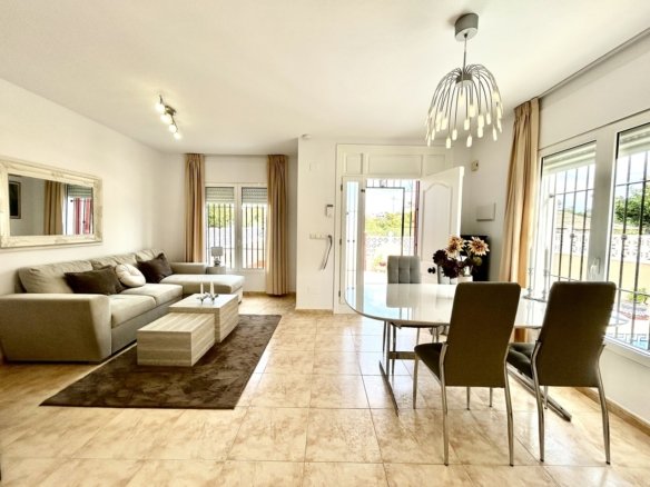 3 Bedroom 2 Bathroom Town House in Dehesa de Campoamor - Caza De Casa