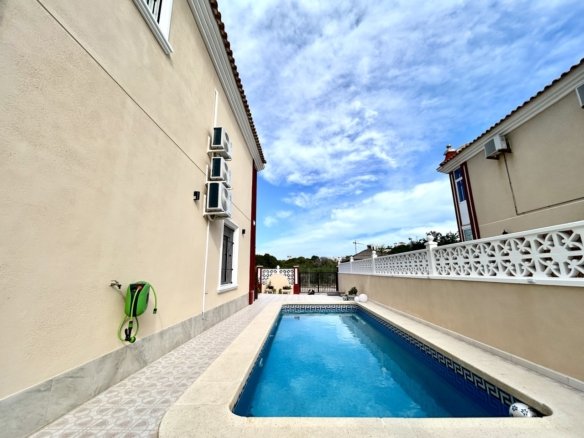 3 Bedroom 2 Bathroom Town House in Dehesa de Campoamor - Caza De Casa