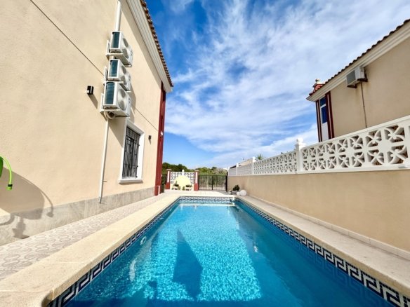3 Bedroom 2 Bathroom Town House in Dehesa de Campoamor - Caza De Casa