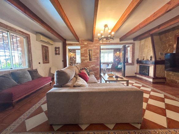 6 Bedroom 4 Bathroom Villa in Jacarilla - Caza De Casa