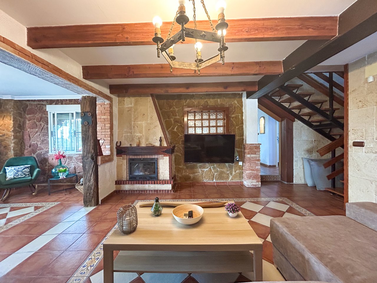 6 Bedroom 4 Bathroom Villa in Jacarilla - Caza De Casa