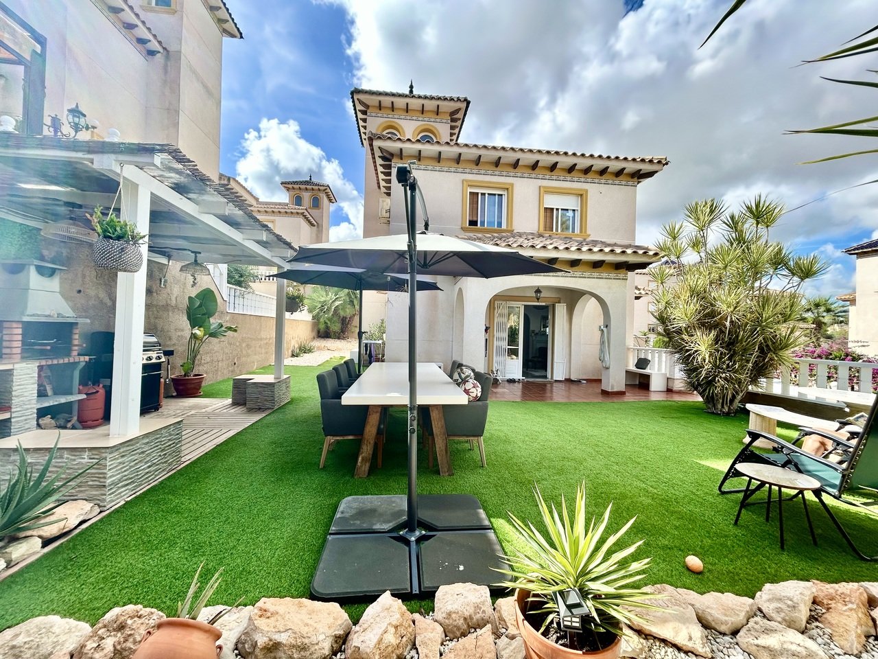 4 Bedroom 3 Bathroom Villa in Villamartin - Caza De Casa